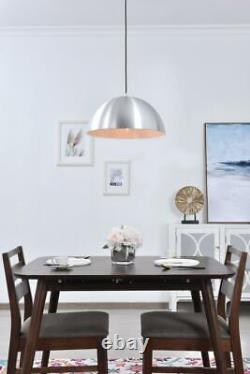 Abat-jour en nickel pour éclairage de salle à manger ou de cuisine moderne avec une lumière.
