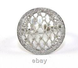 Bague de dame en or blanc 18 carats avec cluster de diamants ronds naturels en forme de cercle. 50 Ct