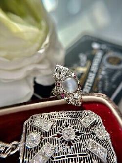 Bague de dîner en or blanc 14 carats de style Art Déco avec pierre de lune, rubis et diamants anciens