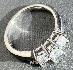 Bague de fiançailles en diamant taille princesse en platine à trois pierres 6,25 signée ZEI