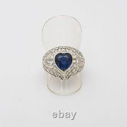 Bague en saphir bleu taillé en cœur avec zircone cubique blanche transparente sertie dans un design en dôme