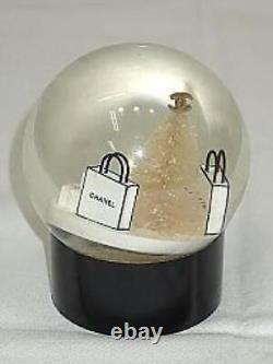 Boule à neige CHANEL Dome Sapin de Noël Blanc 2012 Biens exclusifs pour clients VIP