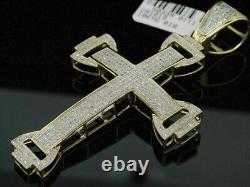 Pendentif croix bombé pour homme en diamant de synthèse rond de 2 ct, finition or jaune 14 carats