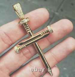 Pendentif croix bombée pour homme en or jaune plaqué 14 carats avec diamant simulé rond de 2 carats