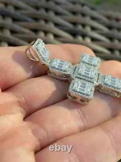 Pendentif croix en dôme de moissanite taillée en baguette de 4,00 Ct plaqué or blanc 14 carats