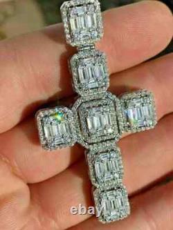 Pendentif croix en dôme de moissanite taillée en baguette de 4,00 carats, plaqué or blanc 14 carats