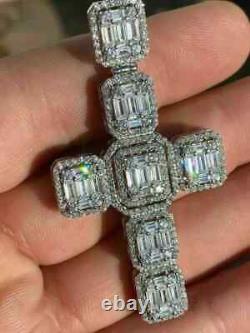 Pendentif croix en dôme de moissanite taillée en baguette de 4,00 carats, plaqué or blanc 14 carats