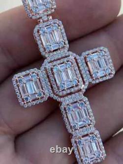 Pendentif croix en dôme en argent plaqué or rose 14 carats, avec moissanite taillée en baguette de 4,00 carats