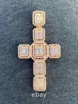 Pendentif croix en dôme en argent plaqué or rose 14 carats, avec moissanite taillée en baguette de 4,00 carats